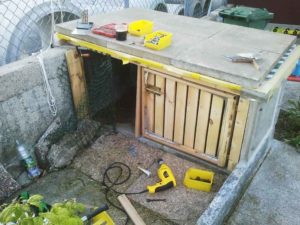 Construction d'une cage pour un lapin avec une toiture végétalisée