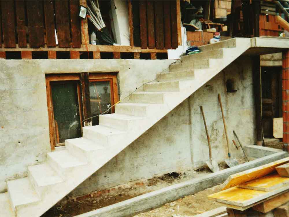 Construction d'un escalier de 5,5 m de diagonal avec pallier intermédiaire et trois marches d'arrivée